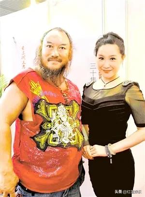 賈石頭,內地演員,因為經常表演特技,被譽為“東方第一大力士” 賈石頭,內地演員,因為經常表演特技,被譽為“東方第一大力士”