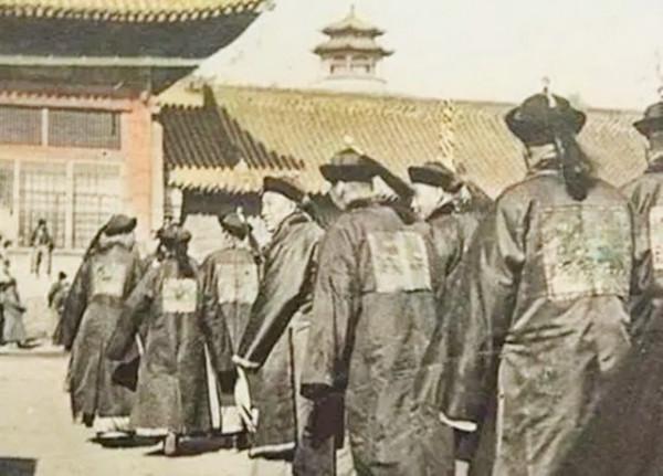 秦檜後人考上狀元,經過岳飛墳墓時作了兩句詩,被後人稱讚不已 秦檜後人考上狀元,經過岳飛墳墓時作了兩句詩,被後人稱讚不已