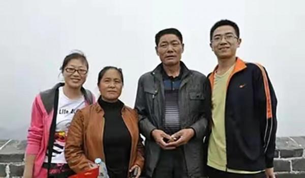 堅守孤島32年，妻子臨盆無法下島，他拿起剪刀接生，事後蹲地大哭