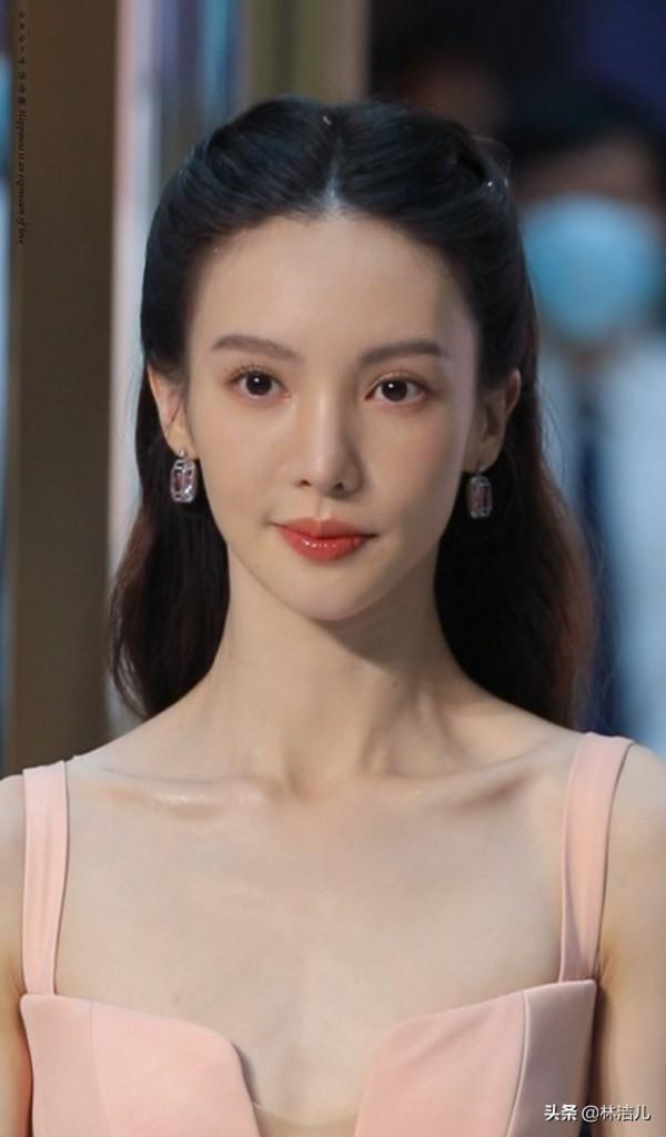 金晨的生圖真的美到讓人驚豔,天鵝頸好優雅,不愧是學舞蹈出身的 金晨的生圖真的美到讓人驚豔,天鵝頸好優雅,不愧是學舞蹈出身的