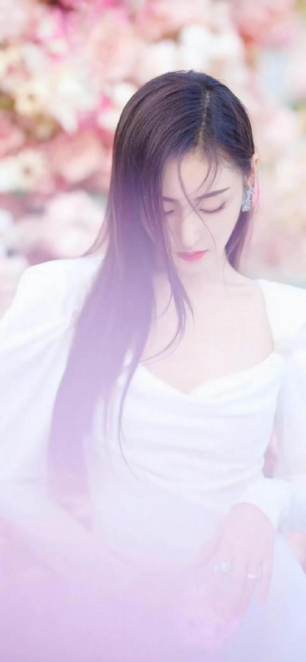 張天愛早該這麼穿，一襲薄紗裙婀娜多姿，長髮披肩瞬間美成女王