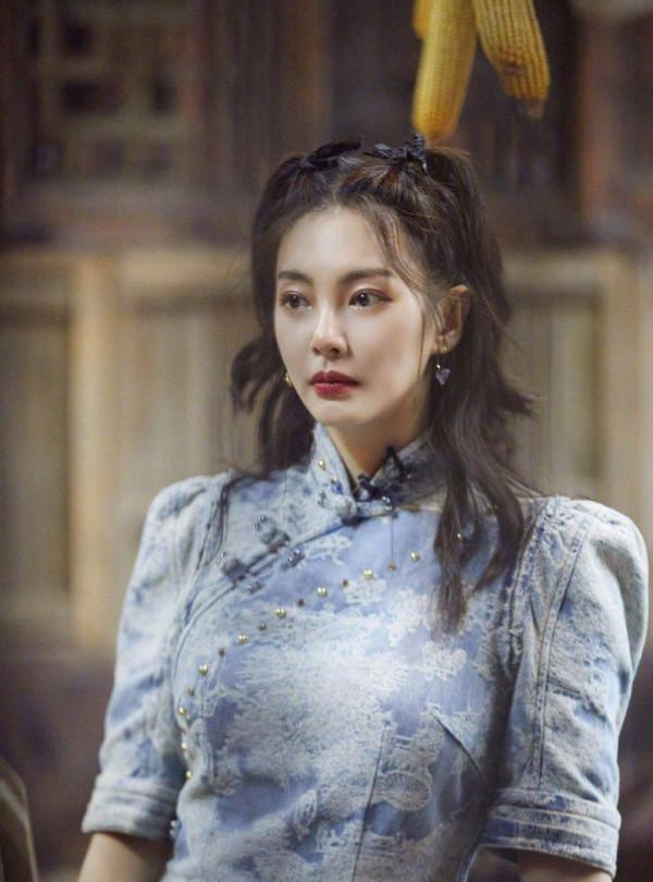 張雨綺和楊冪同穿旗袍，美得讓人心動，一個清純一個成熟