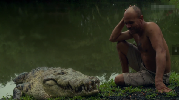 男子和五米鱷魚產生情感，養了鱷魚23年，妻子卻始終反對