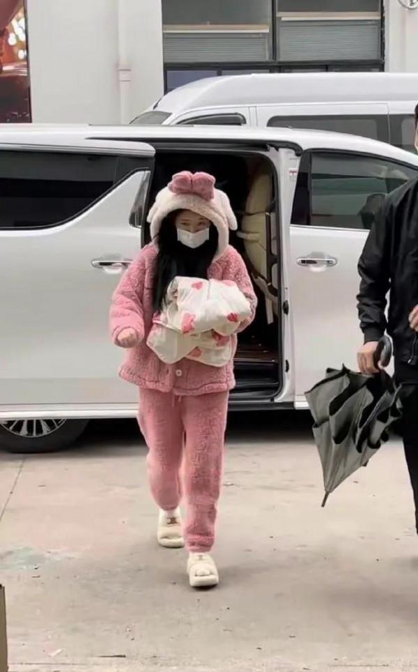 趙露思上班向冬日睡衣秀