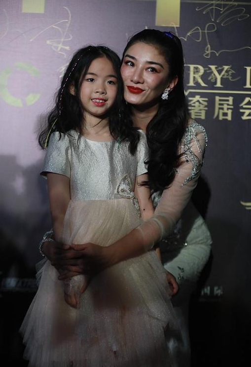 黃奕跟女兒小芊玲同臺，穿母女裝宛如小公主，遺傳了媽媽的高顏值