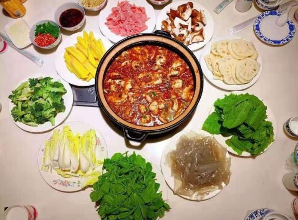 紅河的秋，是哈尼梯田綠如錦、異龍湖畔稻花香、臨安滿是美食香……