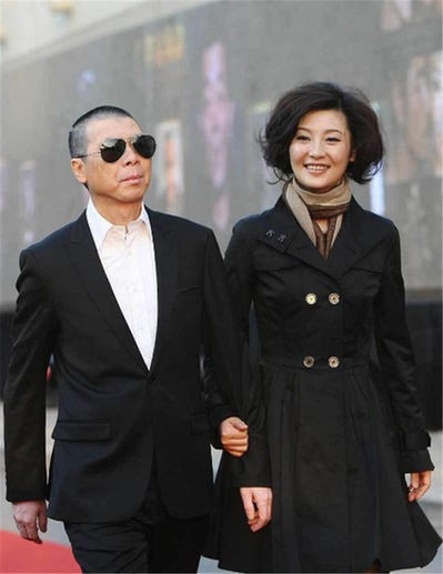 徐帆：處處忍讓馮小剛，23年不生孩子，養女和繼女把她當親媽孝順