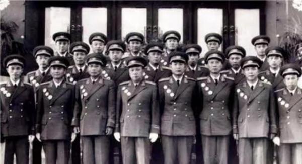 賀健：撒謊說去當鐵匠，當兵25年成司令，回家後被母親打了一巴掌