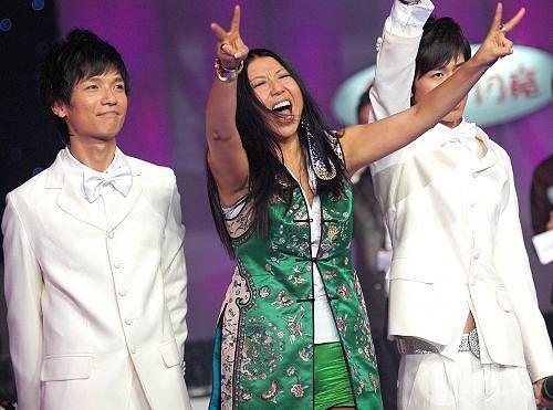 楊二車娜姆：和外交官相戀7年，成名後為母親蓋房，56歲未婚無子