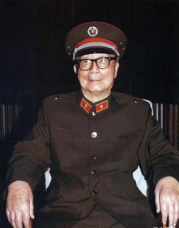 毛主席去世16年後，聶榮臻要掛主席相片：還是毛主席辦公的這張好