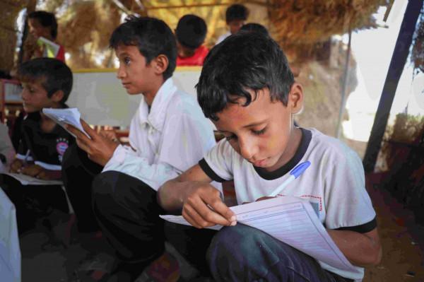生活不易！葉門薩那兒童帳篷中繼續學習
