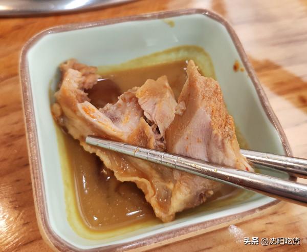 吃脊骨土豆鍋的精華不在於啃骨頭，而是最後的鍋底炒飯