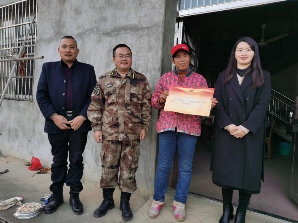 夏畈鎮：為“四有”優秀士兵送喜報