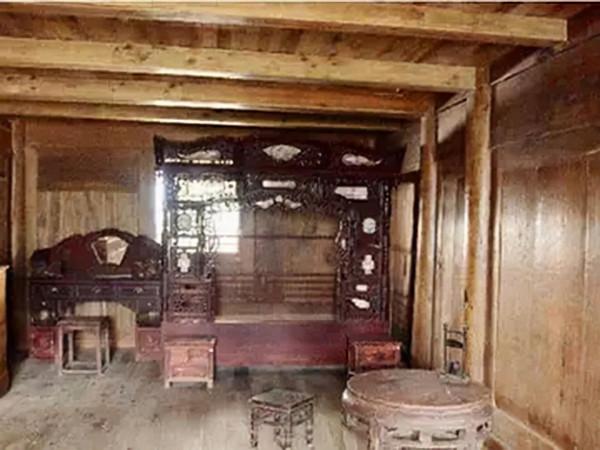 老農金絲楠木屋被估價8億，最後卻以100萬成交，兒子今窮得打光棍