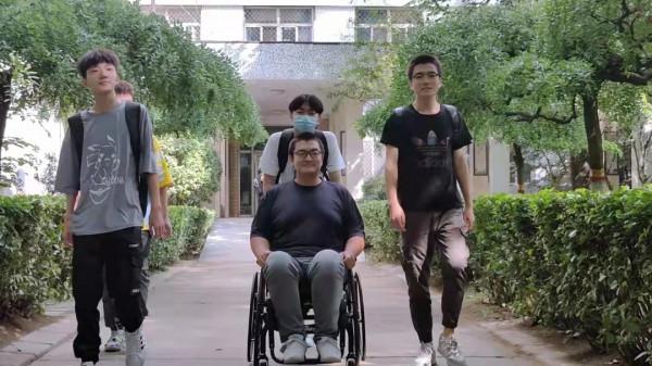 32歲的他如願考入醫科院校:如果教室在高樓層,就爬著樓梯去上課 32歲的他如願考入醫科院校:如果教室在高樓層,就爬著樓梯去上課