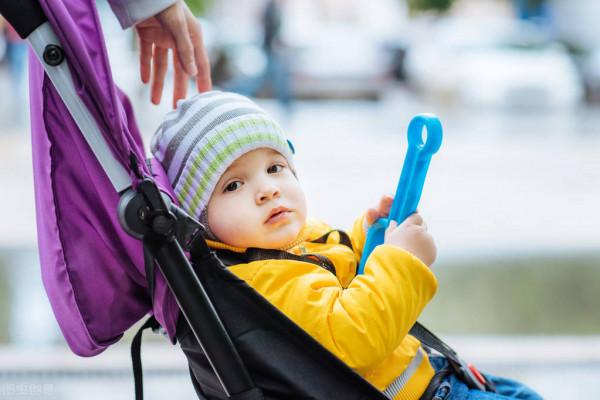 嬰兒一到晚上就哭鬧不止,家人在大街上貼類似咒語的東西管用嗎 嬰兒一到晚上就哭鬧不止,家人在大街上貼類似咒語的東西管用嗎