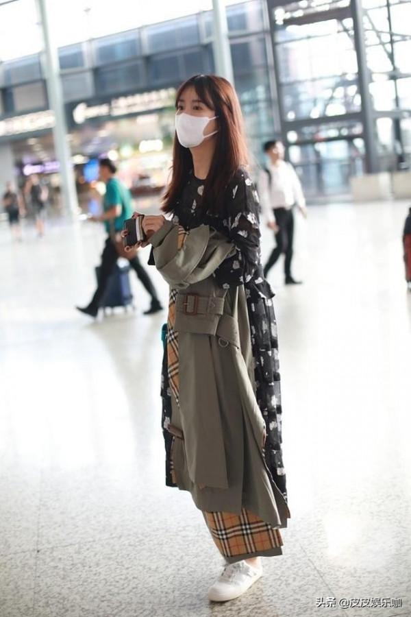 陳赫老婆顏值真高，穿碎花裙嫩得像小女生，難怪能受陳赫寵愛