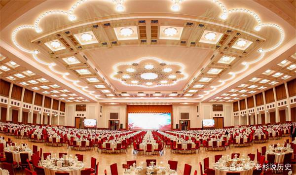 人民大會堂首場國宴,天花板上卻躲著50個“黑衣人”,他們是誰? 人民大會堂首場國宴,天花板上卻躲著50個“黑衣人”,他們是誰?