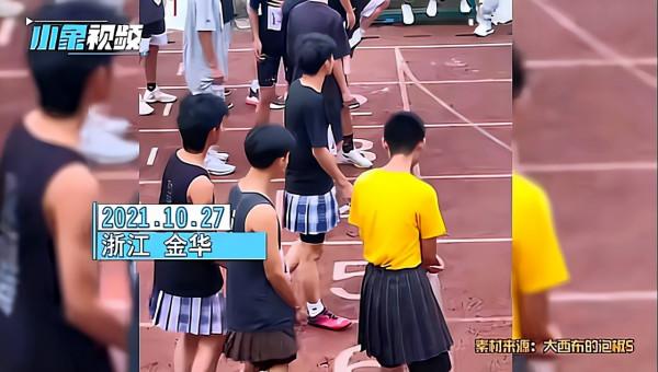 高中女生穿“露肩裝”現身運動會，美不勝收，有人直言不合適