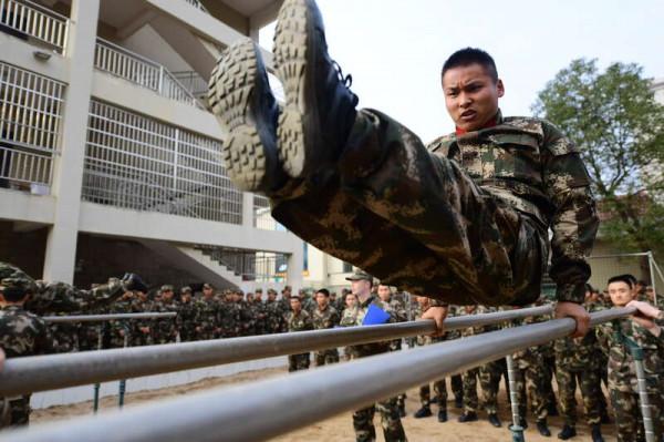 器械會操，看看誰是單雙槓高手