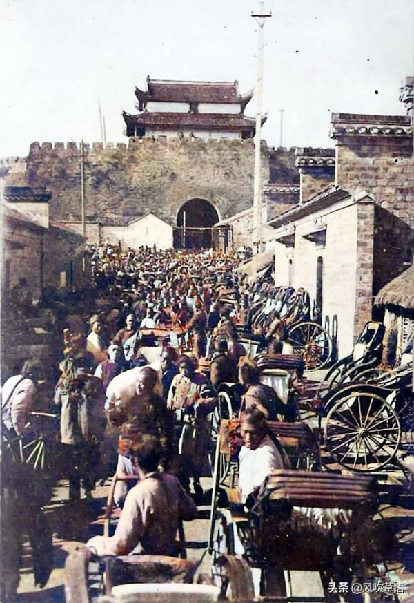1911年的南京古城，鼓樓前有兵丁把守，江南貢院破爛不堪