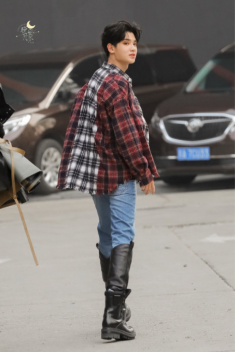 穿長裙、塗指甲油的boy黃明昊，男生還能這麼搭