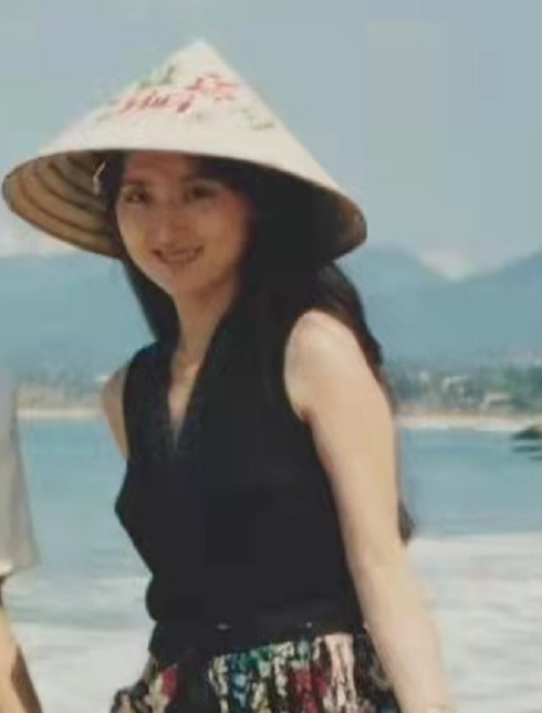 寶釵張莉曬照慶祝陳曉旭冥誕！黛玉穿碎花裙搞怪，難得活潑好可愛