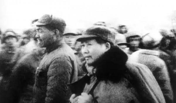 敵人懸賞：抓活的賞5000，死的賞3000，司令得知給了他8名警衛員