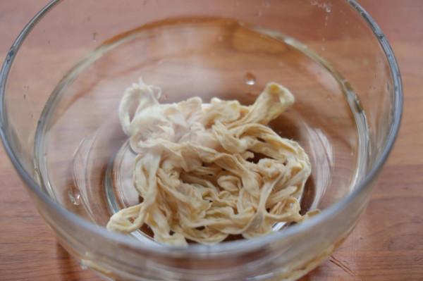 雞胸肉別水煮，試試做成脆皮腸，低油低脂，煎一煎超級方便又健康