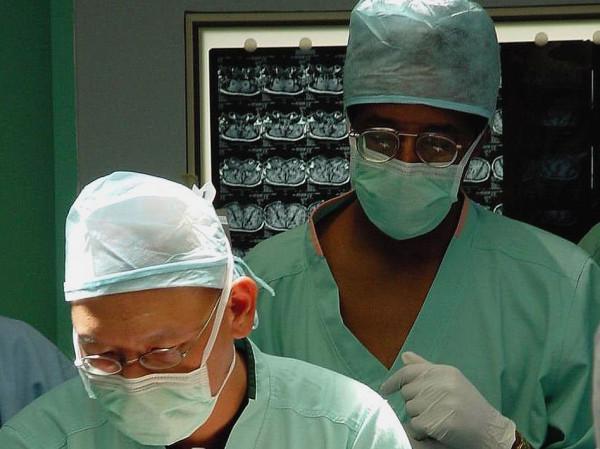 伊朗著名連體雙胞胎姐妹，29歲冒險做分離手術，分開兩小時殞命