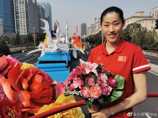 祝福！女排奧運冠軍劉曉彤與男友約會秀恩愛，郎才女貌甜蜜般配