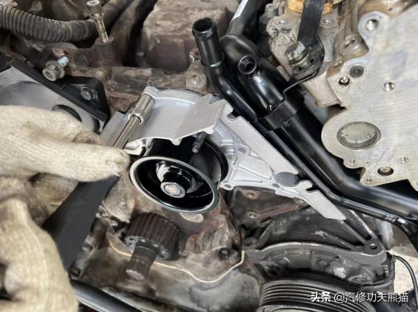 經濟下行購買新車計劃暫緩，翻新復古老爺車圓屁股奧迪老A6照樣香