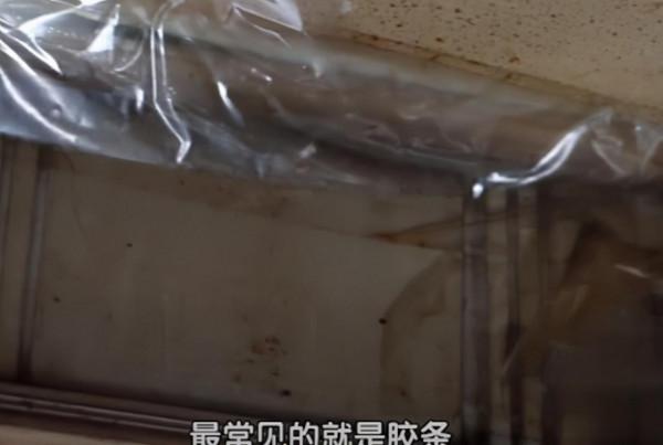 北京1家3口蝸居30㎡一居室,室內全用膠條封著?網友:咋住 北京1家3口蝸居30㎡一居室,室內全用膠條封著?網友:咋住