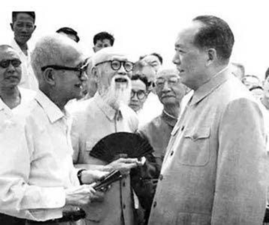 毛主席學英語忘記下飛機，空姐上前提醒，主席：也不留我們吃飯