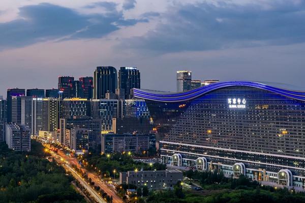 美國遊客來到四川成都,看到當地超大地標,直言:真不愧是中國 美國遊客來到四川成都,看到當地超大地標,直言:真不愧是中國