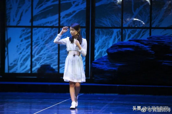 黃多多16歲戴金鍊塗眼影，爸爸萌娃早熟！曹格女兒11歲露肩畫眼線