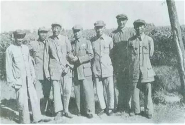 1955年授銜，孔慶德自認為能被授校官就樂壞了，卻被破格授予中將