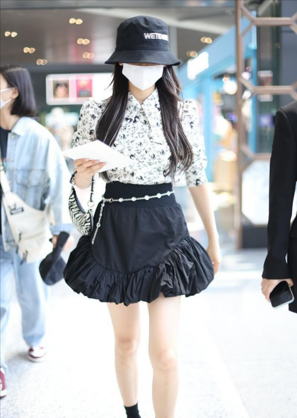 小瀋陽女兒真長大了，身高趕上媽媽沈春陽，穿得休閒清新挺時髦