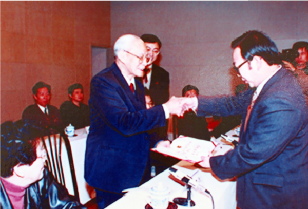 65年毛主席在中南海，拉著程思遠閒聊：你知道我們靠什麼吃飯嗎？