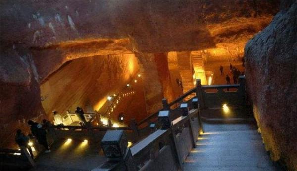 1992年浙江村民抽乾水潭，發現千年宮殿，已成為4A級旅遊風景區