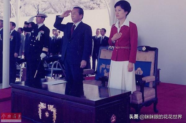 朴槿惠“硬骨體”書法罕曝,筆墨橫姿蓄勢短,卻因線條煞尾功力虧 朴槿惠“硬骨體”書法罕曝,筆墨橫姿蓄勢短,卻因線條煞尾功力虧