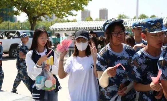 山東一大學,在操場舉辦全魚宴火上熱搜,在校學生可免費連吃10天 山東一大學,在操場舉辦全魚宴火上熱搜,在校學生可免費連吃10天