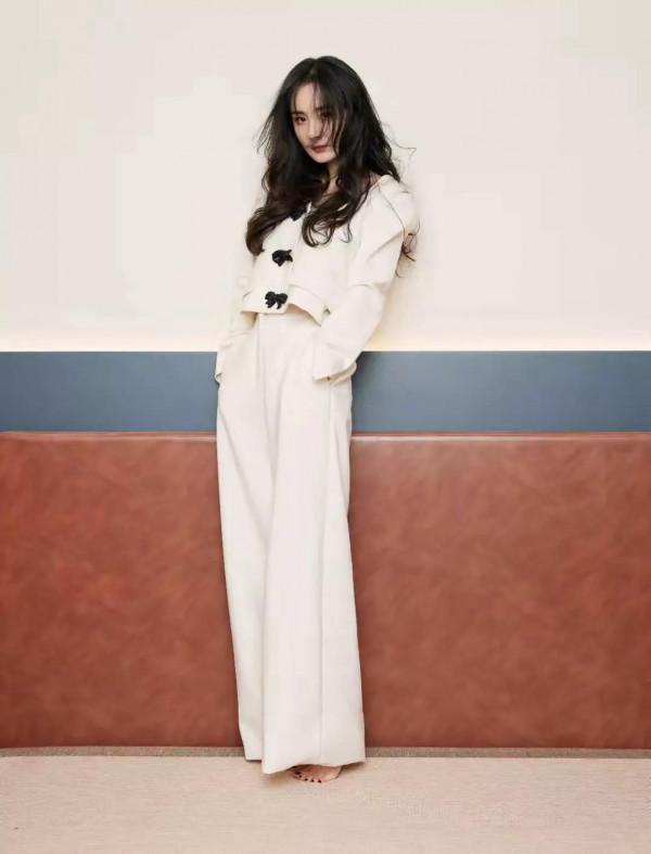 楊冪大曬新造型美照，一身白色套裝清新甜美，與以往的形象差別大