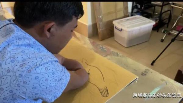 從養鴨子到受人追捧！柬埔寨斷臂青年用黑白畫筆繪出精彩人生