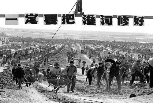 1952年，一連長在看紀錄片時突然大哭，指著螢幕：那是我妻子啊