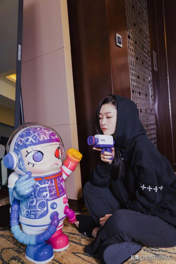 宋軼身穿黑色連帽衛衣俏皮可愛，活力十足