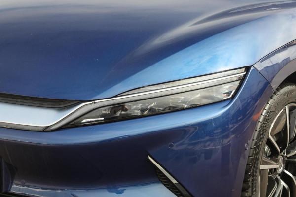 長4980mm，頂配破百3&period;9秒，標配矩陣大燈，比亞迪漢有多能打？