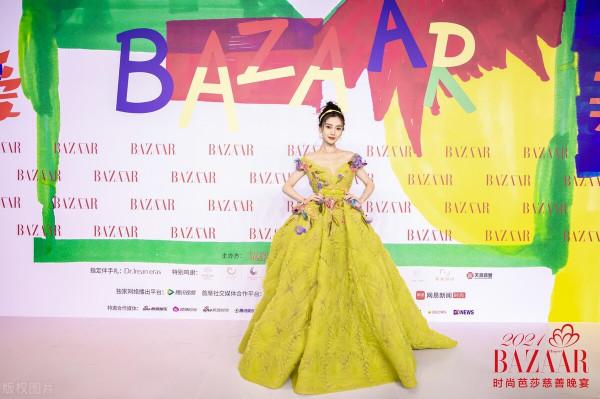 時尚芭莎慈善晚宴，Angelababy（楊穎）居然是歪的