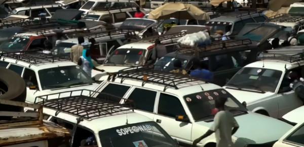 非洲堵車有多嚴重？收費站至少堵10天，公交車可以直接插隊走