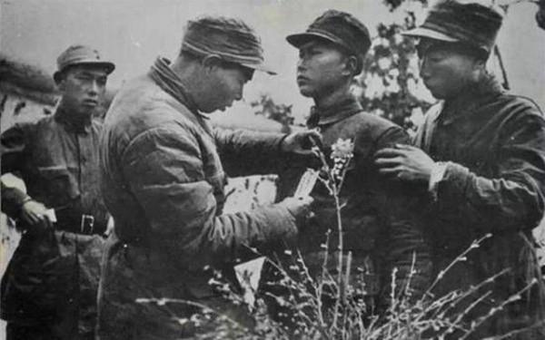 狼牙山五壯士跳崖後,其中2人被神秘人救下,45年後恩人身份曝光 狼牙山五壯士跳崖後,其中2人被神秘人救下,45年後恩人身份曝光